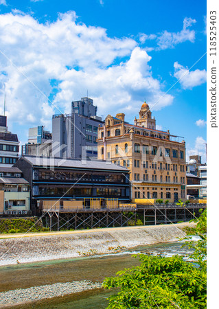 [Kyoto Scenery] Walking along the Kamo River (from Shichijo Ohashi Bridge to Sanjo Ohashi Bridge) 118525403
