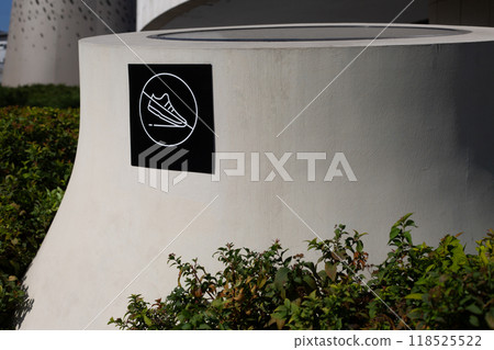 Sign prohibiting stepping on surface of decorative element in public park, concern for the cleanliness of architectural structure, ban walking on surface Sign prohibiting stepping on surface of decorative element in public park, concern for the cleanliness of architectural structure, ban walking on surface 118525522