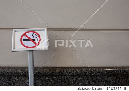 Sign prohibiting smoking on special pole near building, no smoking area against the background of wall Sign prohibiting smoking on special pole near building, no smoking area against the background of wall 118525546