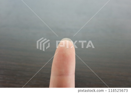 注意到某事的手指 118525673