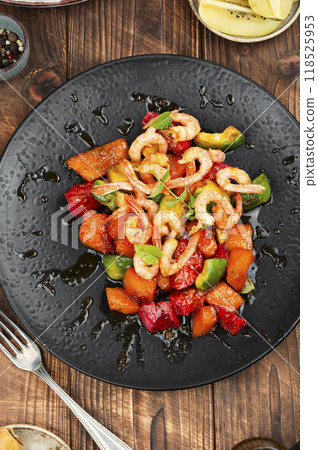 Caramelized shrimp with fruits. 118525953