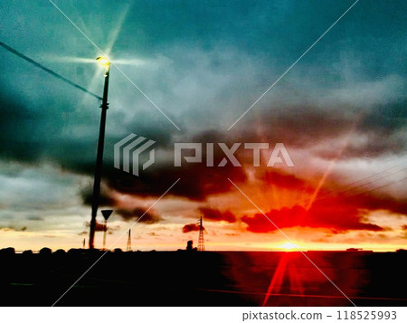 黃昏的天空中漂浮的路燈 118525993