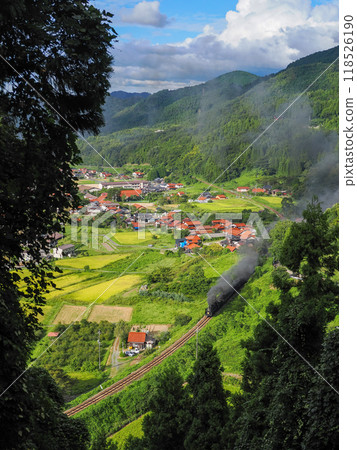 以津和野市為背景奔跑的SL山口 118526190