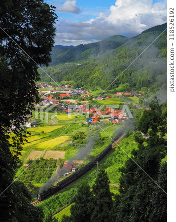 以津和野市為背景奔跑的SL山口 118526192