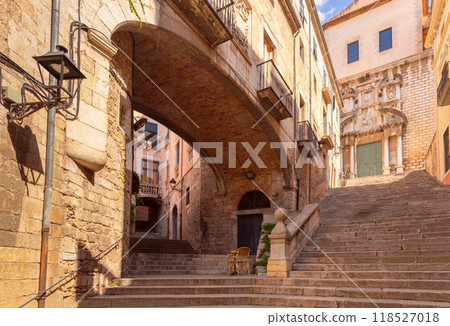 Stone arch of Bishop Joseph in the old Jewish quarter of Girona. 118527018