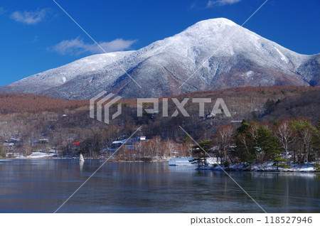 從白樺湖畔眺望冬天的蓼科山 118527946