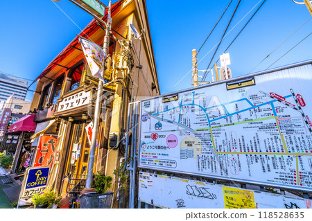 日本東京的城市景觀,俯瞰東急電鐵波多野台站前的昭和大學街等。 日本東京的城市景觀,俯瞰東急電鐵波多野台站前的昭和大學街等。 118528635