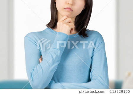 一個穿著針織品思考事情的年輕女子 118529190