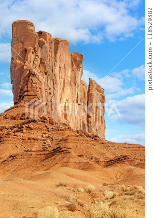 Panoramic picture of the glowing red geological sandstone formations in Monument Valley 118529382