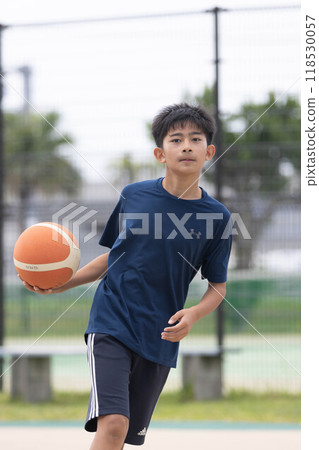 打籃球的男孩 打籃球的男孩 118530057