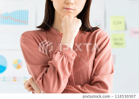 一位年輕的女商人在白板前思考 一位年輕的女商人在白板前思考 118530307