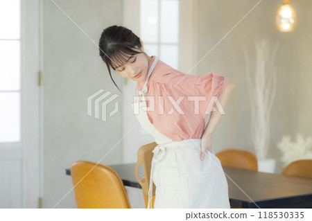 圍裙的疲倦的婦女 圍裙的疲倦的婦女 118530335