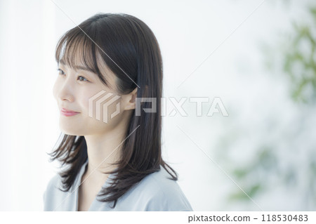一件淺藍色禮服的年輕女子 118530483