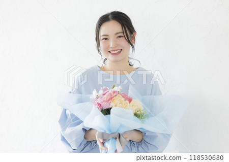 Young woman with a bouquet 118530680