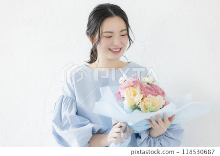 有花束的少婦 有花束的少婦 118530687