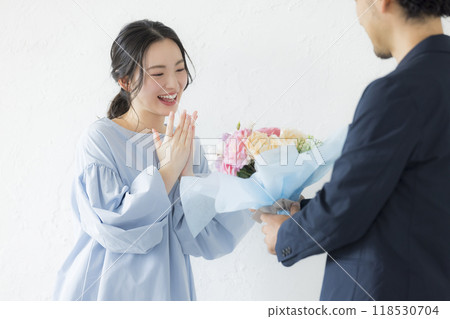 贈送花束的男人 贈送花束的男人 118530704