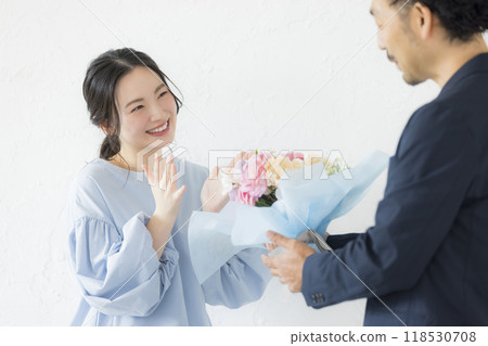 Men who present a bouquet 118530708