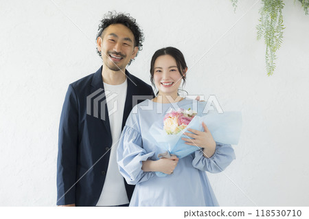 Men who present a bouquet 118530710