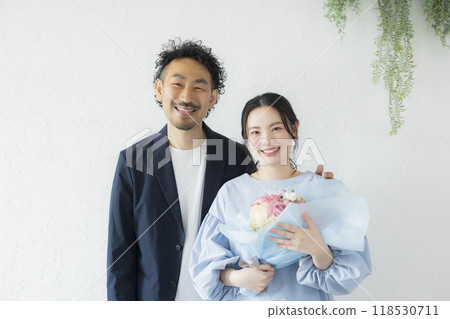 Men who present a bouquet 118530711