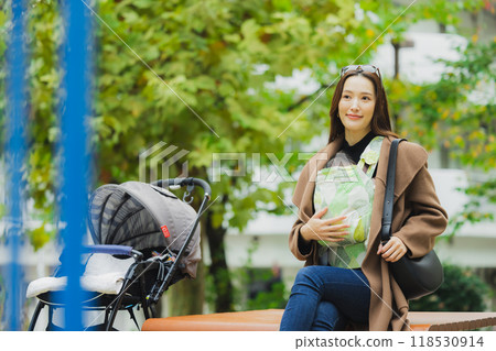 Mother walking with baby 118530914