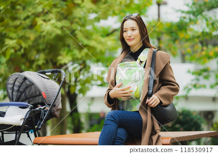 一位母親抱著嬰兒行走 118530917