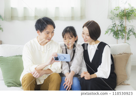 Happy family images 118530923
