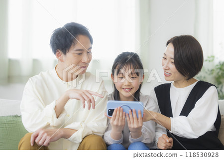Happy family images 118530928