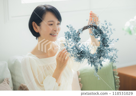 戴花圈的中年婦女 118531029