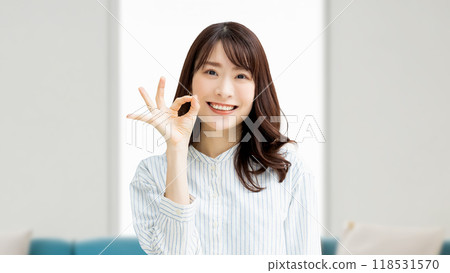 微笑的女人做 OK 姿勢 微笑的女人做 OK 姿勢 118531570
