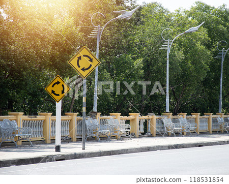 Traffic sign showing a roundabout ahead 118531854