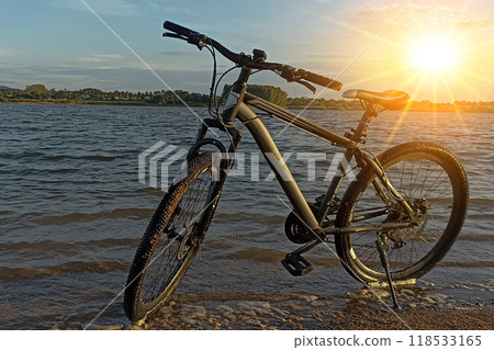 mountain bike Lakeside parking 118533165