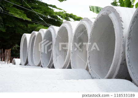 Cement blocks are used to make drainage pipes. 118533189