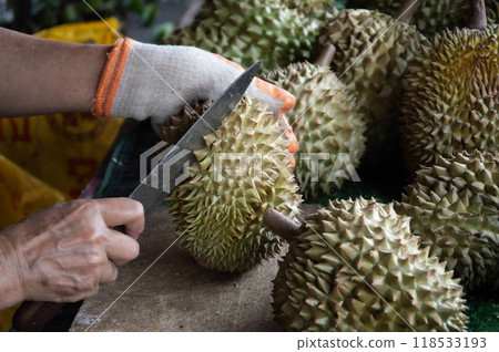 Durian from Thailand is popular all over the world. king of fruits The seller is peeling the skin. 118533193