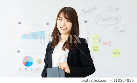 Smile business woman with tablet 118534836