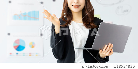 微笑的女人拿著電腦提供指導 118534839