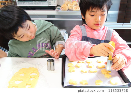 孩子們做餅乾 118535738
