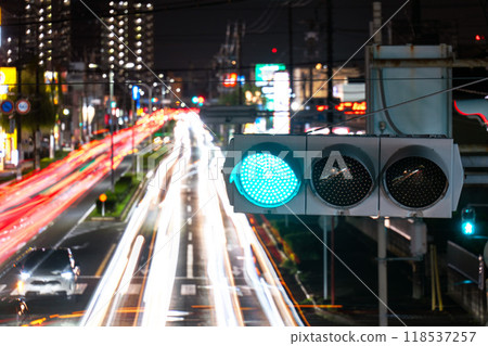 夜間綠燈和汽車駛過的城市景觀， 118537257