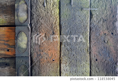 A fence made from recycled old sleepers and joined with braces 118538045