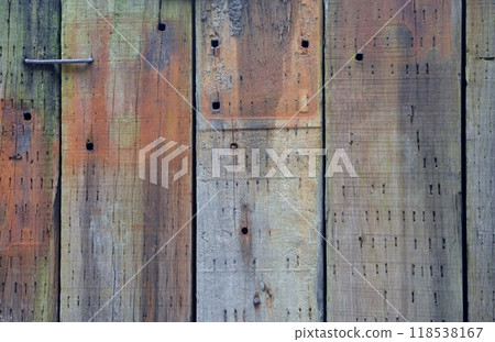 Walls made from recycled old sleepers and joined with braces 118538167