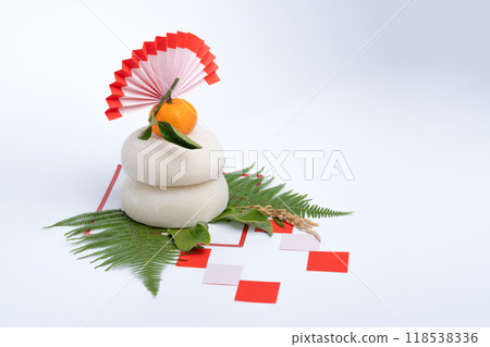 A photo of a real rice cake, "Kagami-mochi," placed on the left, on a white background, without a sanpo (pedestal). 118538336