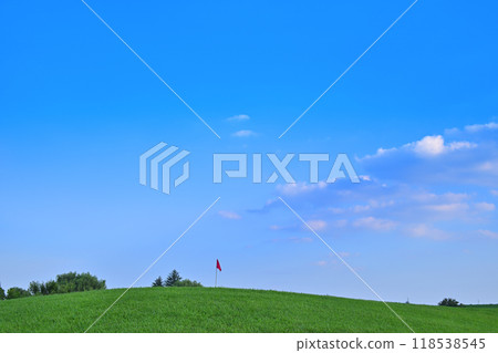 仲夏高爾夫球場,山上旗幟,周圍無人 仲夏高爾夫球場,山上旗幟,周圍無人 118538545