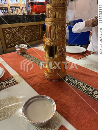 蒙古族喝柴奶茶 118538583