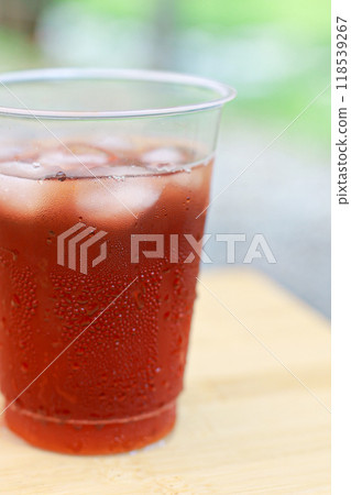 glass of tea with ice 118539267