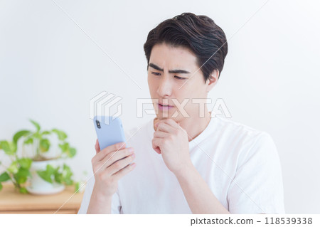 一個操作智能手機的人 一個操作智能手機的人 118539338