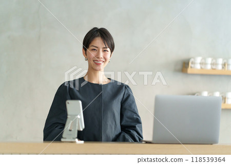 Female Counter 118539364