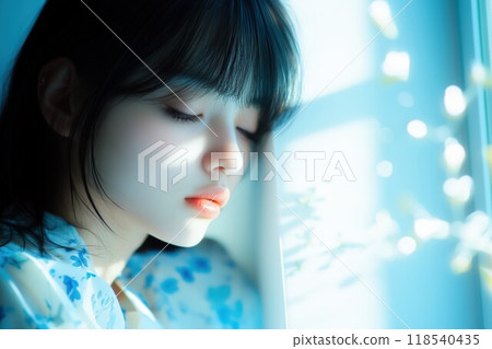 年輕女子睡在臥室裡 118540435