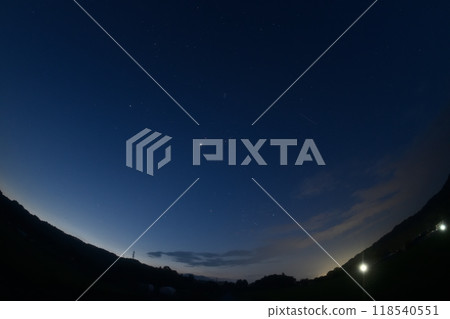 北斗市白州町葉月的木星和冬日星星在清晨的東方天空升起 北斗市白州町葉月的木星和冬日星星在清晨的東方天空升起 118540551