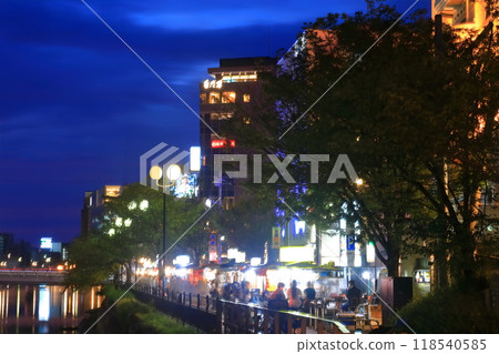 [Fukuoka Prefecture] Night view of the food stalls at Nakasu in Hakata 118540585