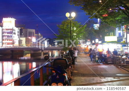 [福岡縣]博多中洲的小吃攤夜景 118540587