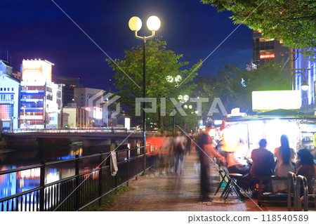 [Fukuoka Prefecture] Night view of the food stalls at Nakasu in Hakata 118540589